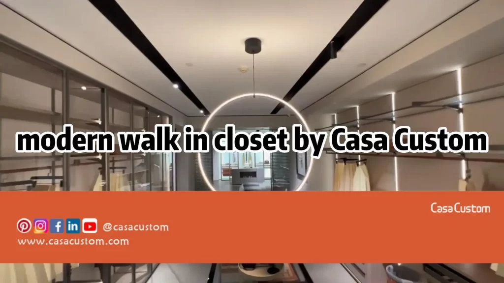 The modern walk in closet by Casa Custom offers a luxurious and stylish storage solution.