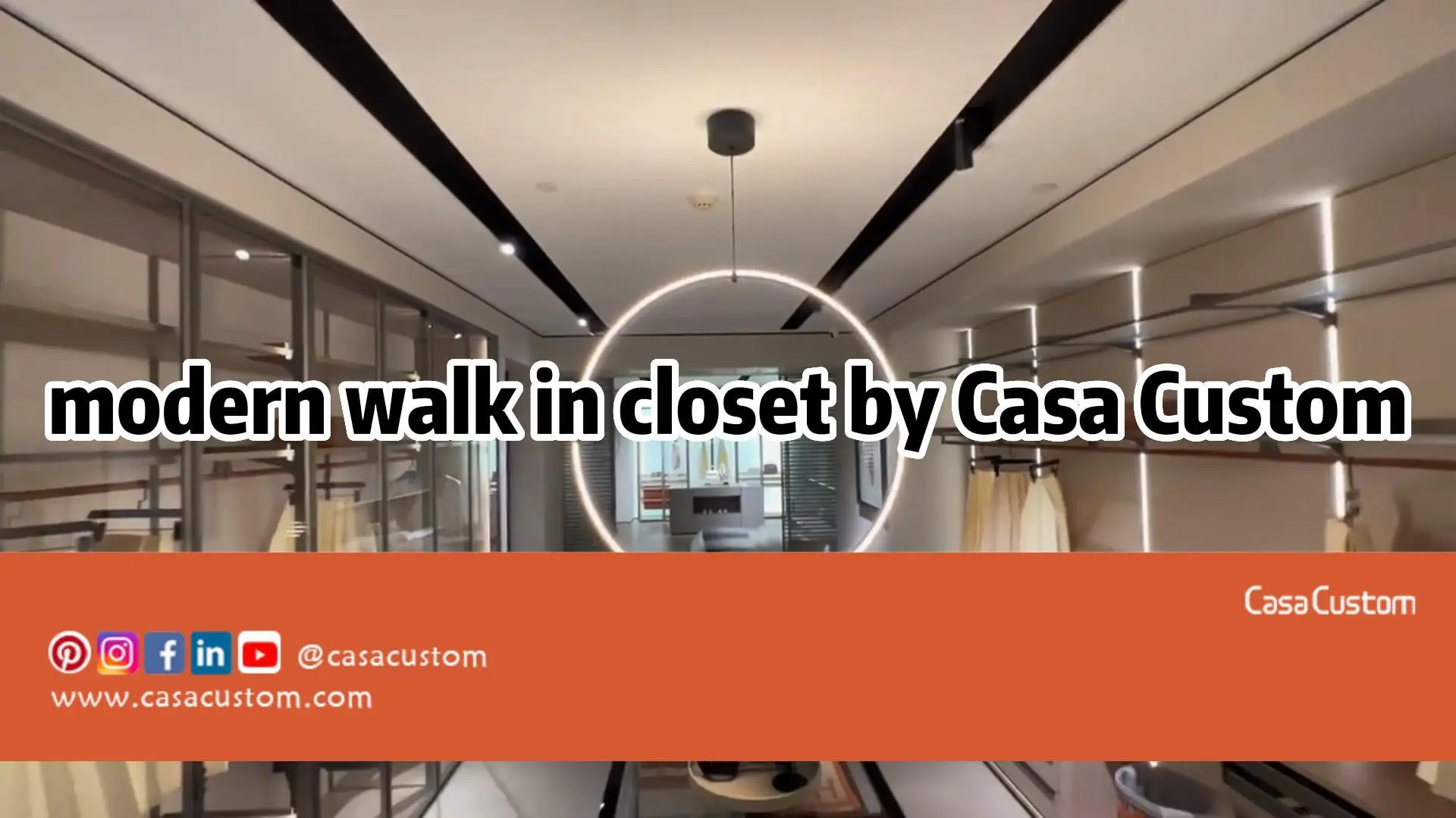 The modern walk in closet by Casa Custom offers a luxurious and stylish storage solution.